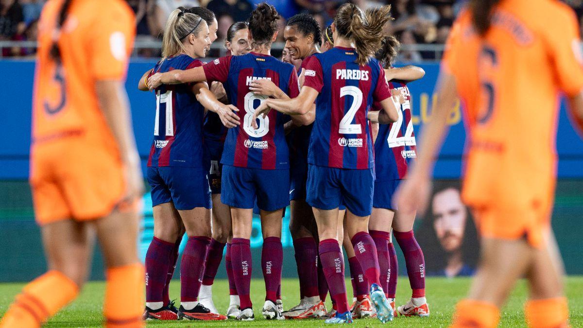 Las jugadoras del Barça celebran la goleada contra el Valencia que las coloca líderes de la Liga F