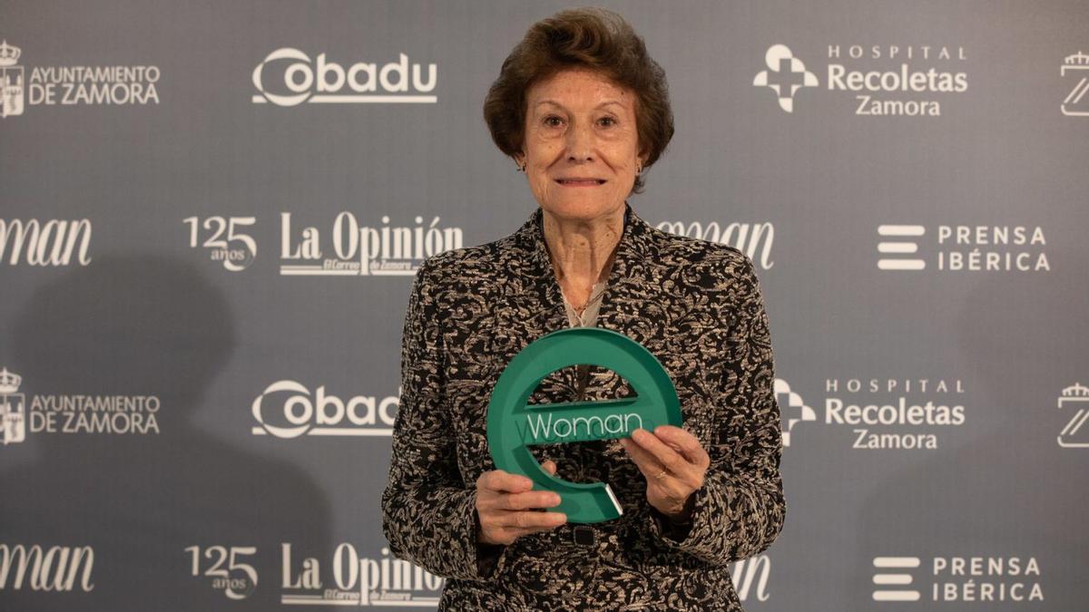 Manuela Juárez con el Premio eWoman Zamora 2022.| Ana Burrieza