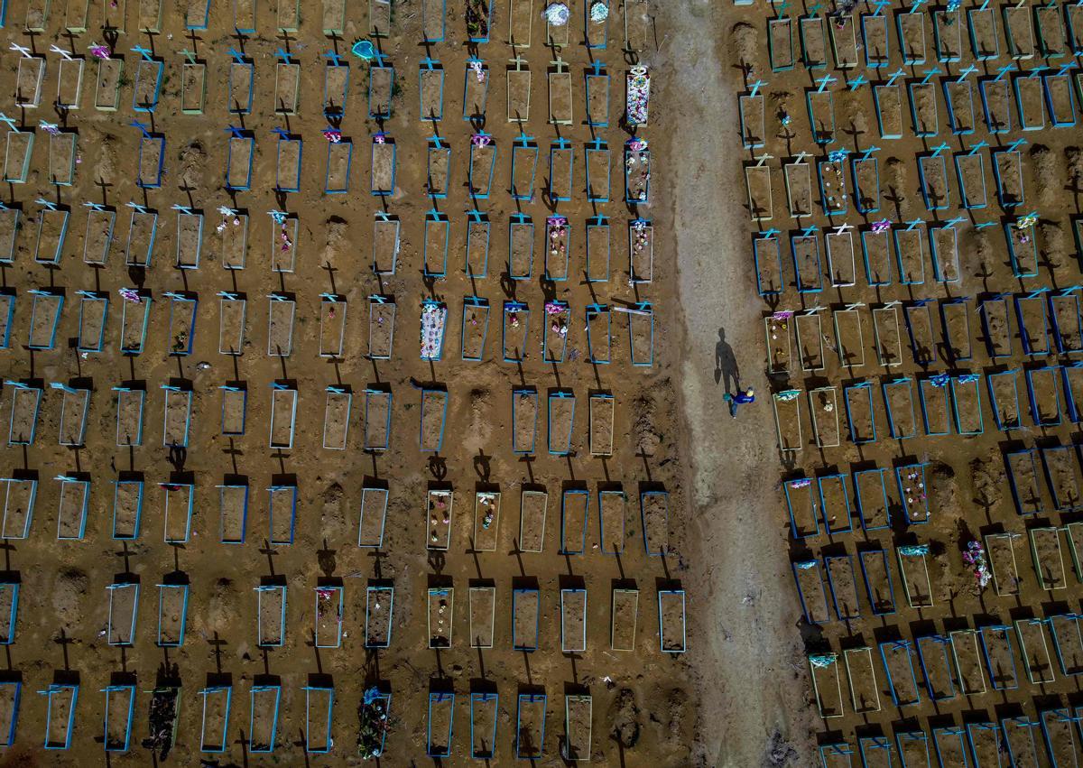Vista aérea de tumbas en el cementerio de Nossa Senhora Aparecida de Manaos, el jueves, cuando Brasil rebasó los 400.000 muertos por covid-19.