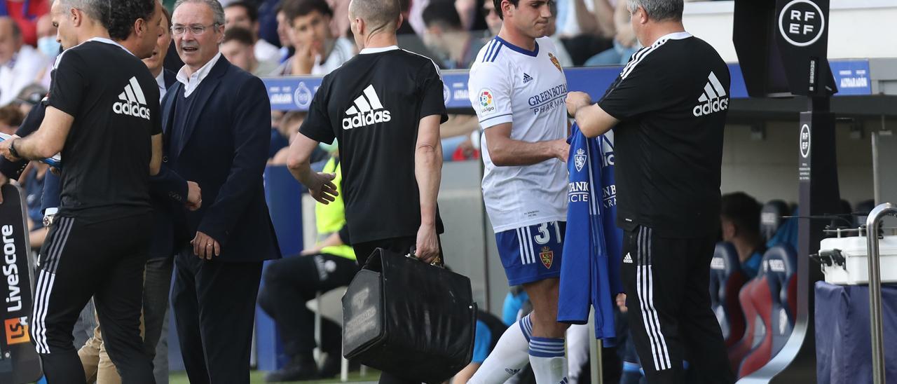 Azón se retira lesionado en la segunda parte del derbi.