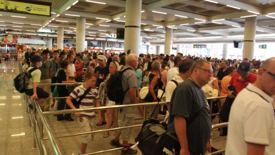 Warteschlange am Flughafen.