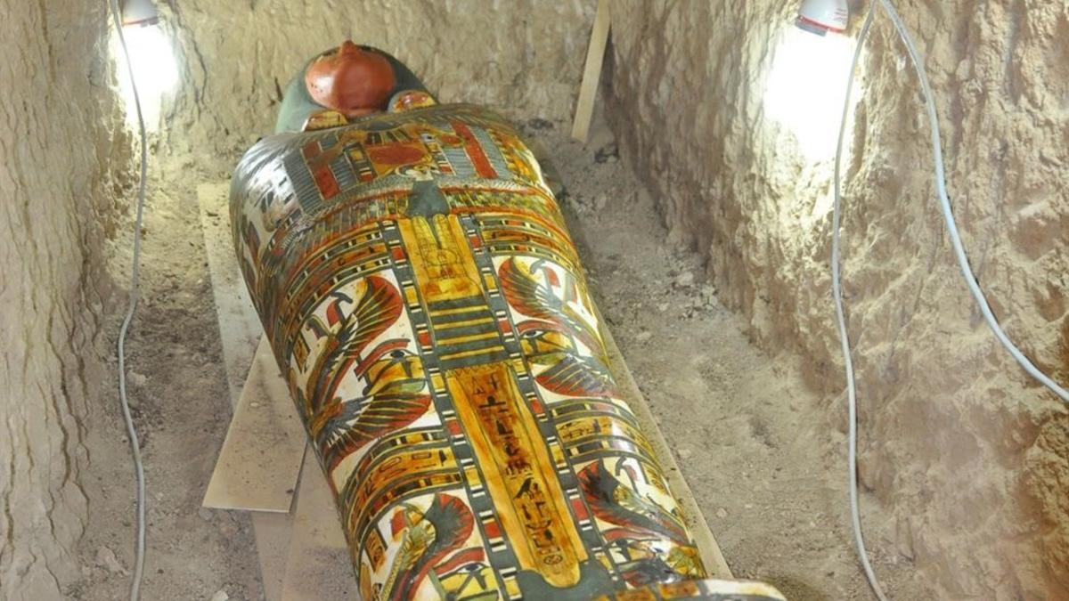 Cartonaje de un alto funcionario de la casa real del Tercer periodo intermedio (de la Dinastía XXII) hallado en la misión arqueológica del templo de Tutmosis III en Luxor,  que dirige la egiptóloga Myriam Seco.