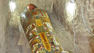 Fragmento del cartonaje de un alto funcionario de la casa real del Tercer periodo intermedio (de la Dinastía XXII) hallado en la misión arqueológica del templo de Tutmosis III en Luxor,  que dirige la egiptóloga Myriam Seco.