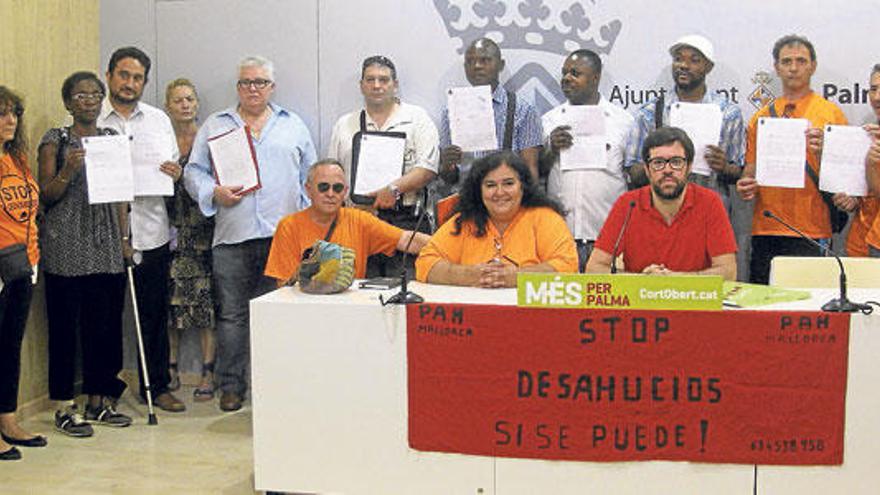 Miembros de la Plataforma con el concejal Noguera en Cort.