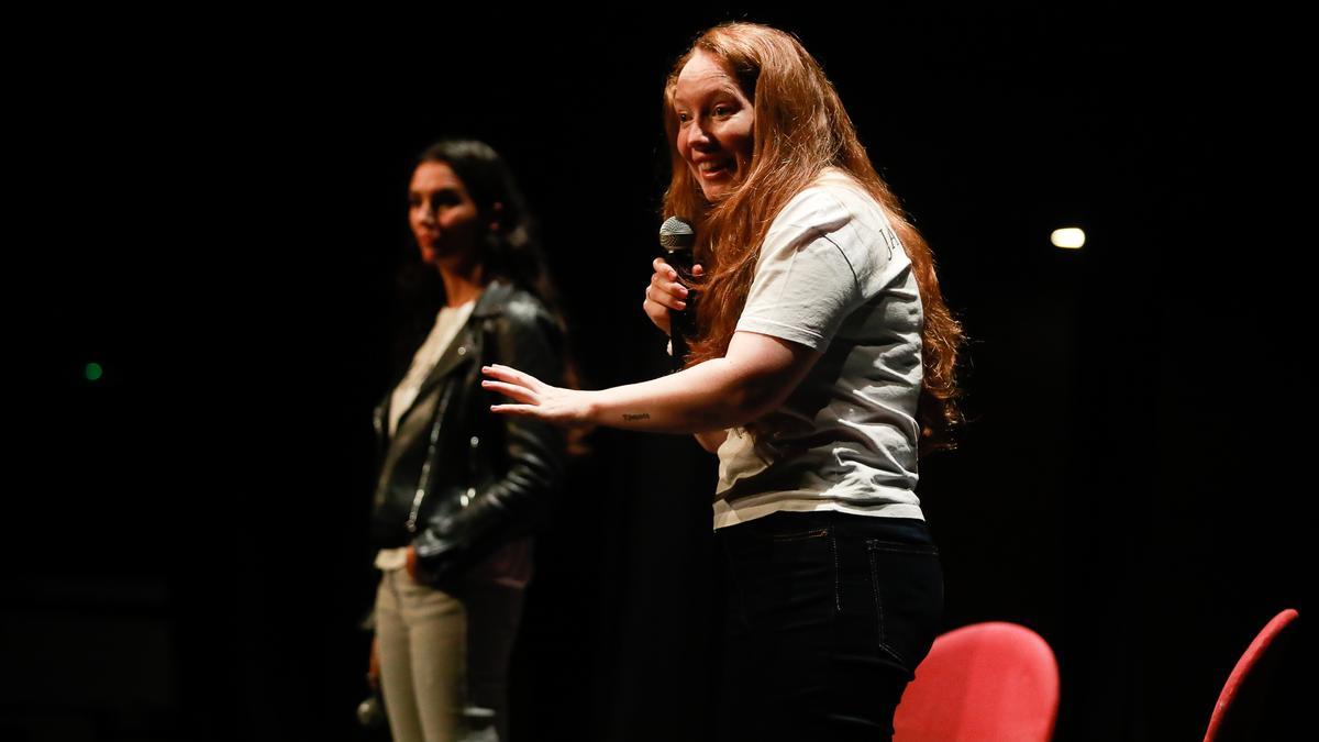 Zua Méndez, y al fondo, Teresa Lozano, durante la charla que ofrecieron a los estudiantes del instituto Isidor Macabich.