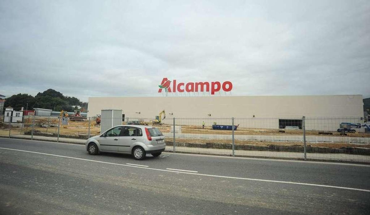 El barrio de As Carolinas se sumerge en una reordenación con el nuevo hipermercado