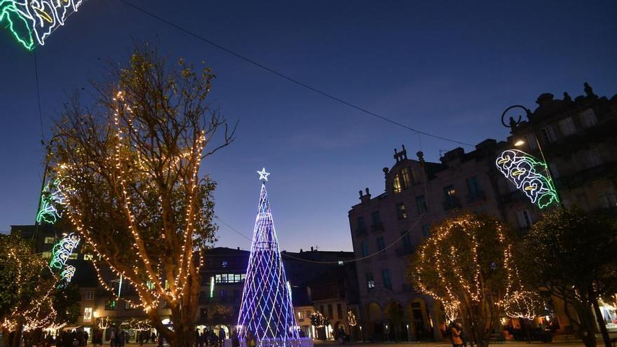 El árbol instalado en A Ferrería tuvo que ser reforzado