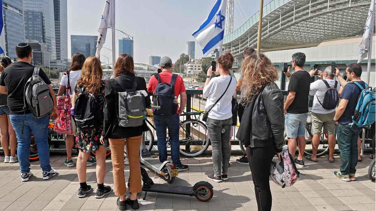 Ciudadanos israelís permanecen en silencio en Tel Aviv durante los dos minutos en los que el país se ha detenido y las sirenas han sonado, en recuerdo de los seis millones de judíos asesinados por el régimen nazi durante la Segunda Guerra Mundial.