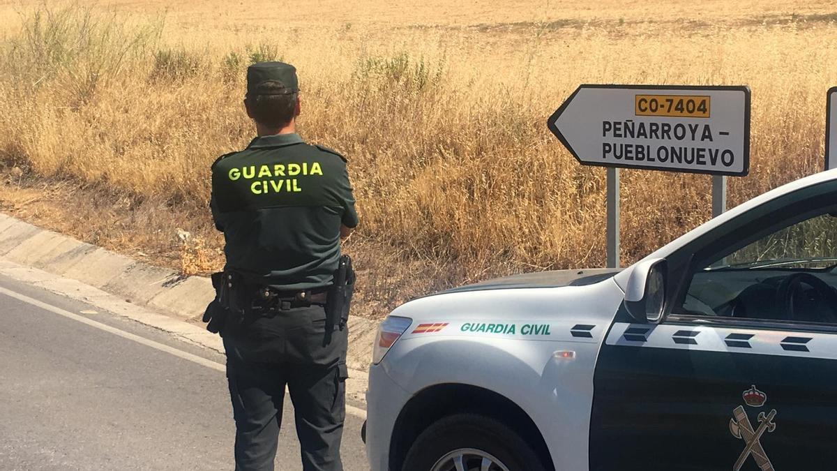 Un agente de la Guardia Civil presta servicio en Peñarroya-Pueblonuevo.