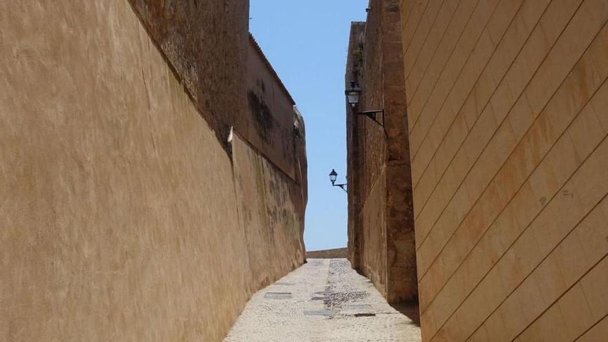 Memoria de Ibiza: El callejón de la catedral, de Ibiza, la puerta del laberinto