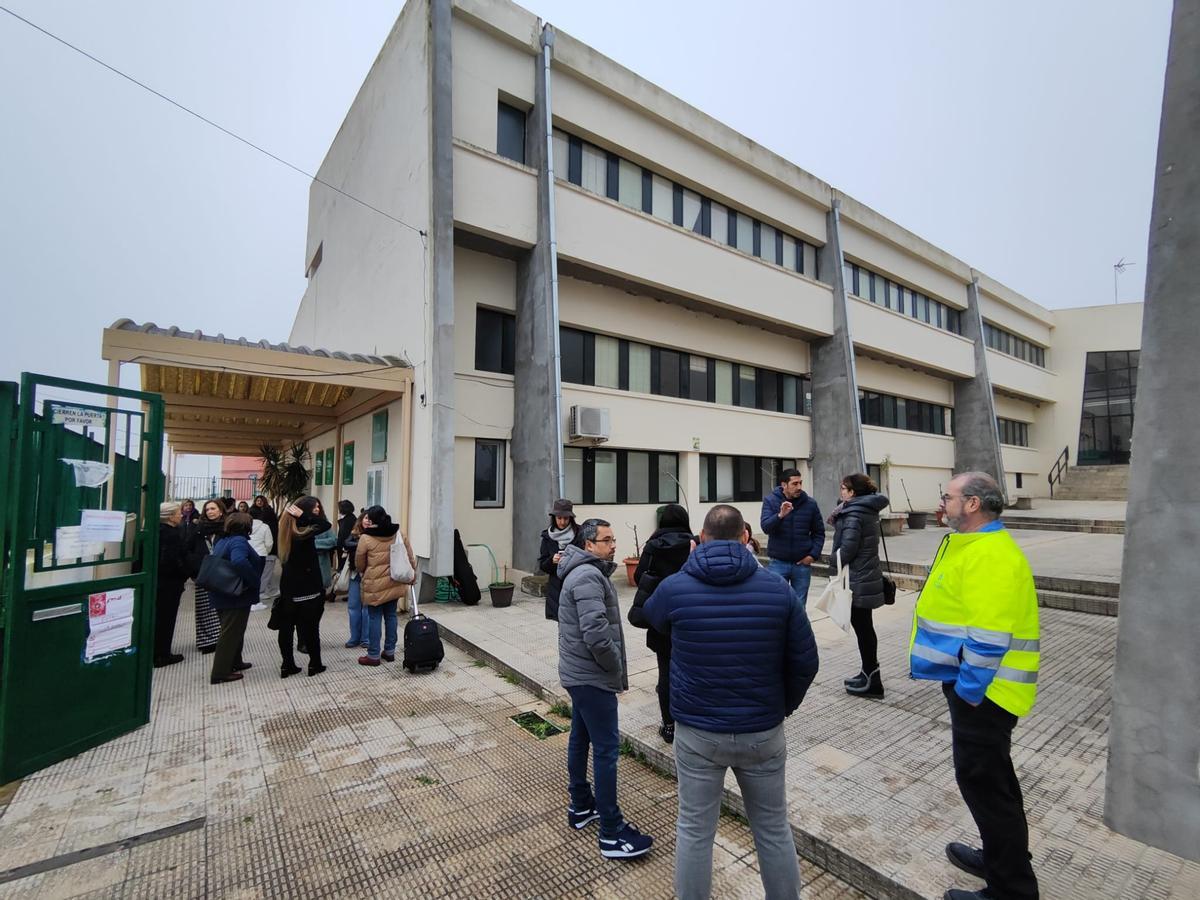 Los docentes esperan en la calle hasta que han podido entrar de nuevo al centro.