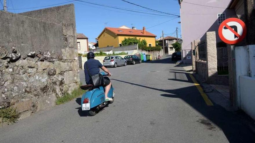 Lugar en el que se registró el atropello del pequeño, en el cruce entre Priorato y Paradela. // Noé Parga