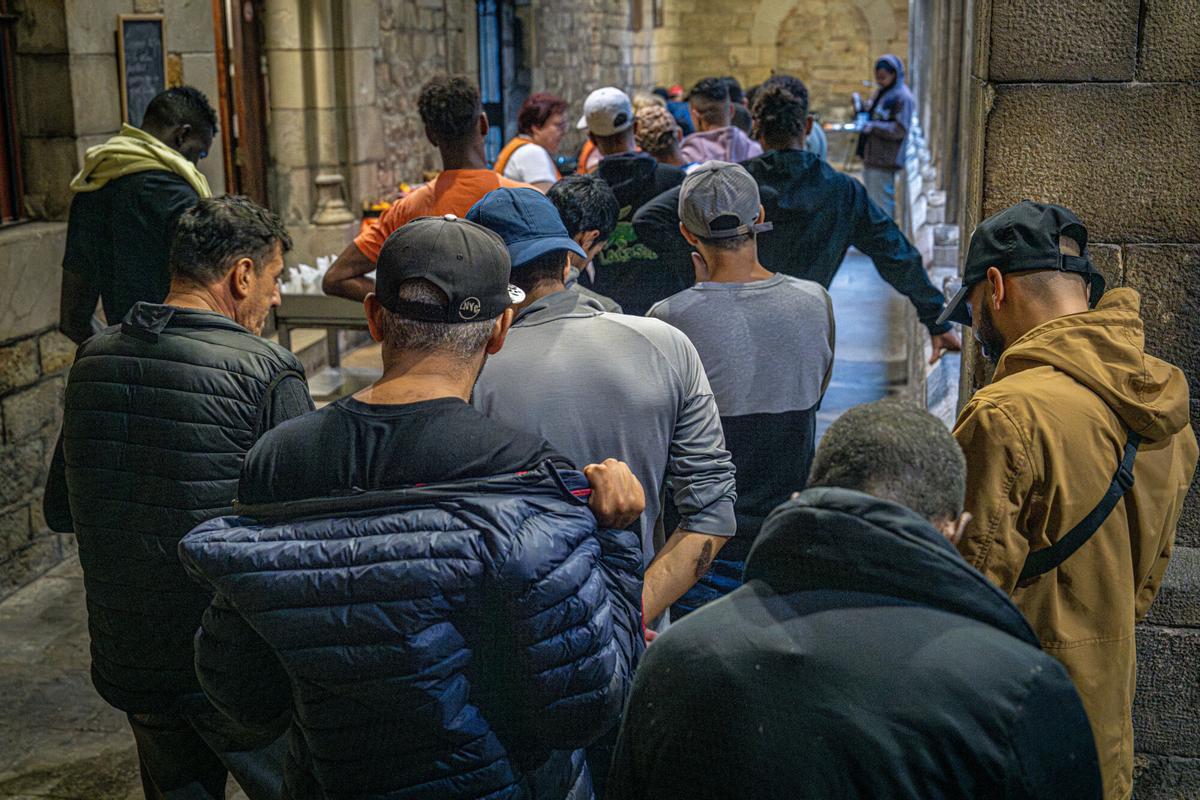 Colas en un comedor social de Barcelona