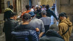 Barcelona 16/10/24 Sociedad. Por un tema del incremento de la pobreza en Barcelona y España en general. Comedor social de la parroquia de Santa Anna. AUTOR: MANU MITRU