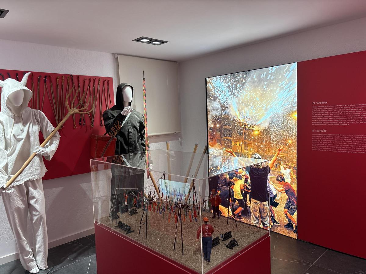 Fotogalería I Benicarló inaugura exposición fallera permanente en el Mucbe