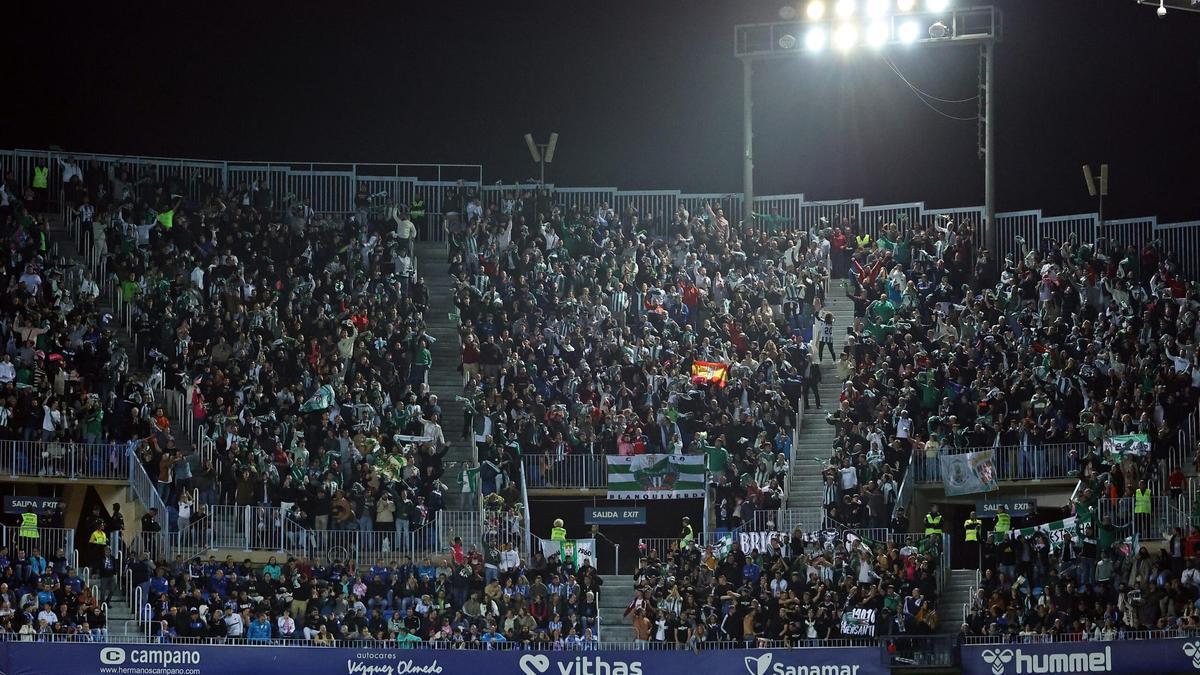 Aficionados cordobesistas en las gradas de La Rosaleda.
