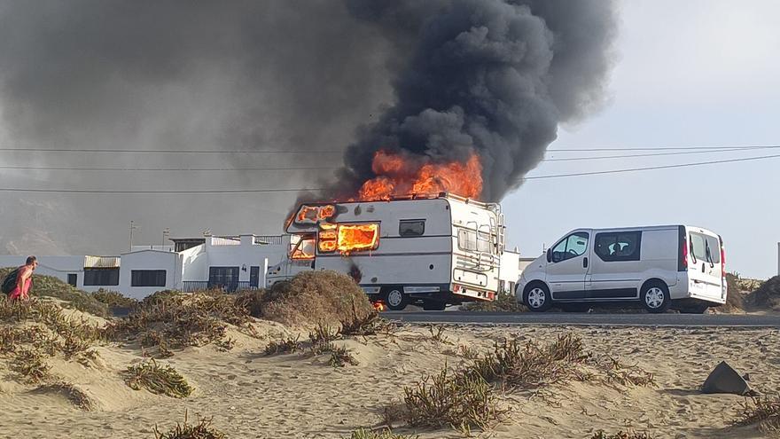 Una autocaravana arde por completo en Caleta de Famara