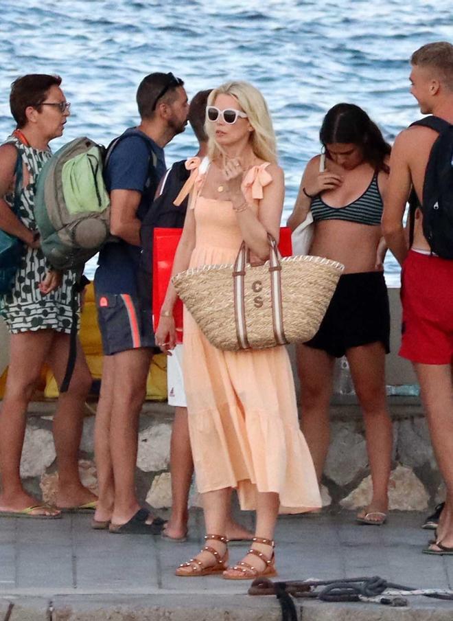 Claudia Schiffer con vestido de Xirena, capazo y sandalias planas