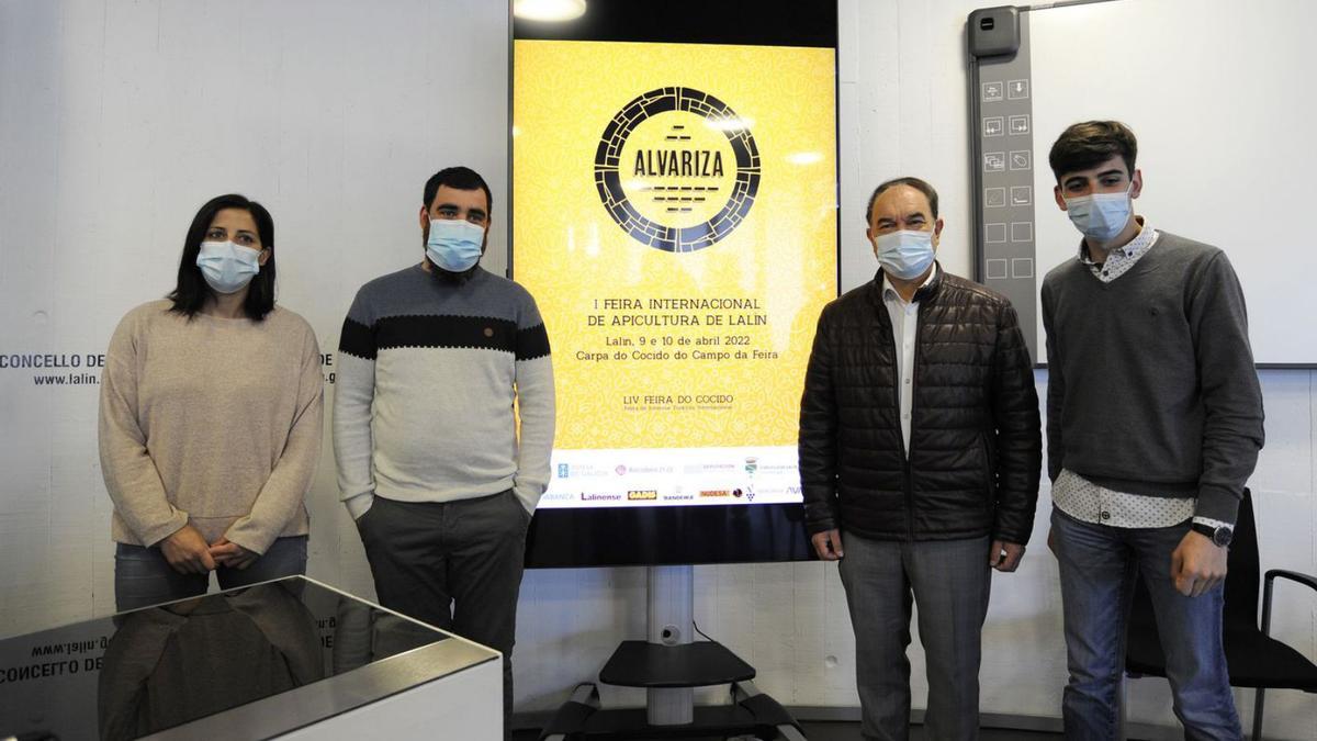 Eva Fernández, David Liñares, José Crespo y Avelino Souto, junto al cartel de la feria. |  // BERNABÉ/JAVIER LALÍN