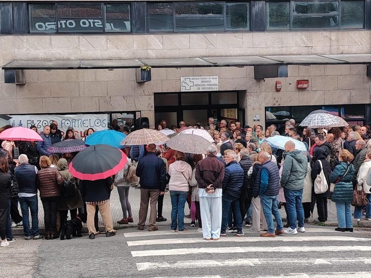 Los manifestantes durante la protesta, esta tarde, en Redondela.