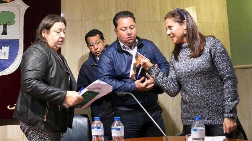 La portavoz de Coalición Canaria, Claudina Morales, recrimina a la secretaria tras la conclusión del pleno sobre la moción de censura.