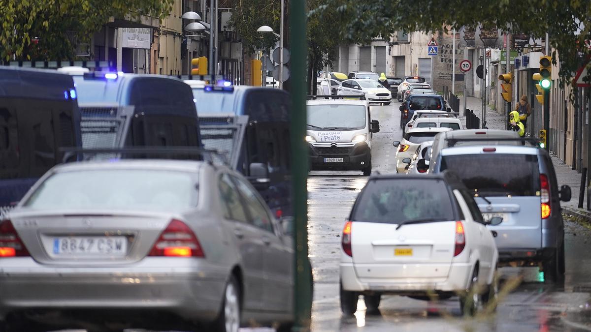 Tallat l'accés al carrer del Carme per protestar contra uns desnonaments