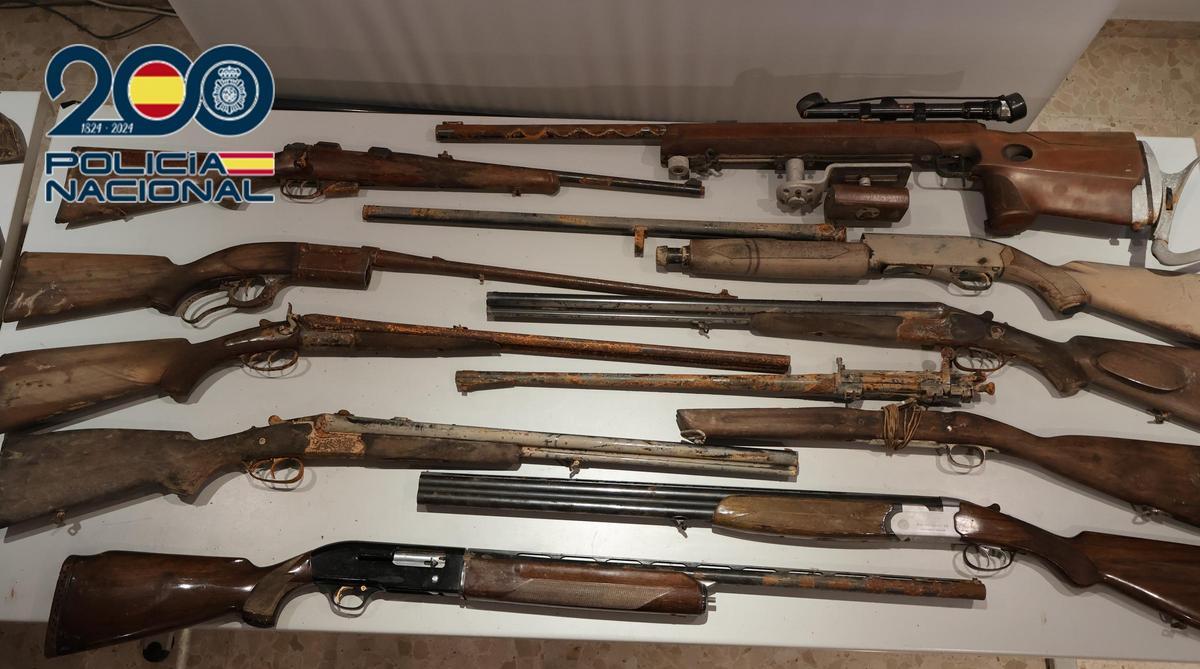 El arrestado tenía diez armas largas en su arsenal.