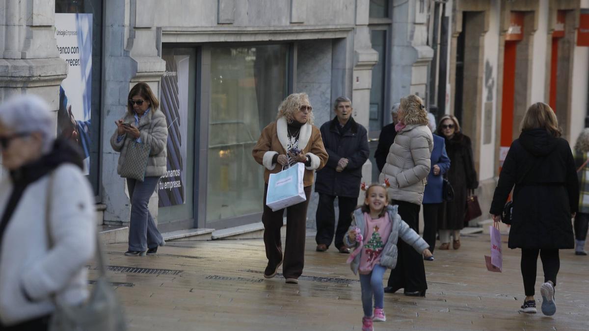 Gente de compras en la calle la Cámara en Avilés.