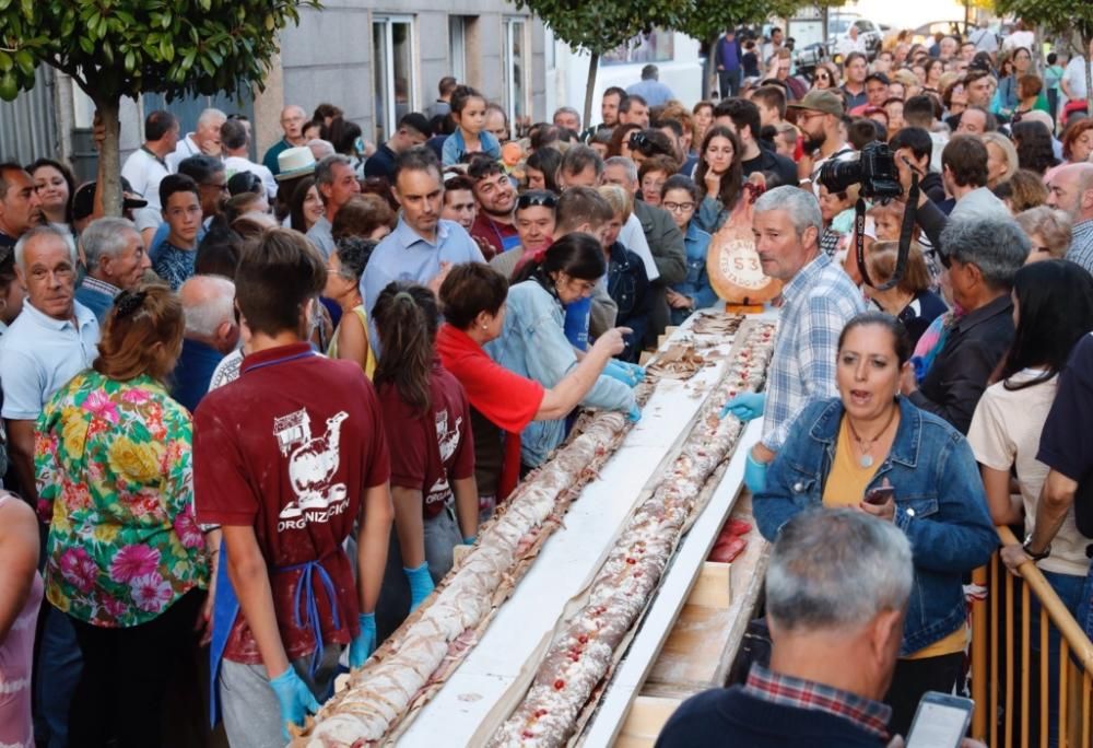 Así fue el bocadillo gigante de A Cañiza: una barra de 15 metros y una loncha de 26