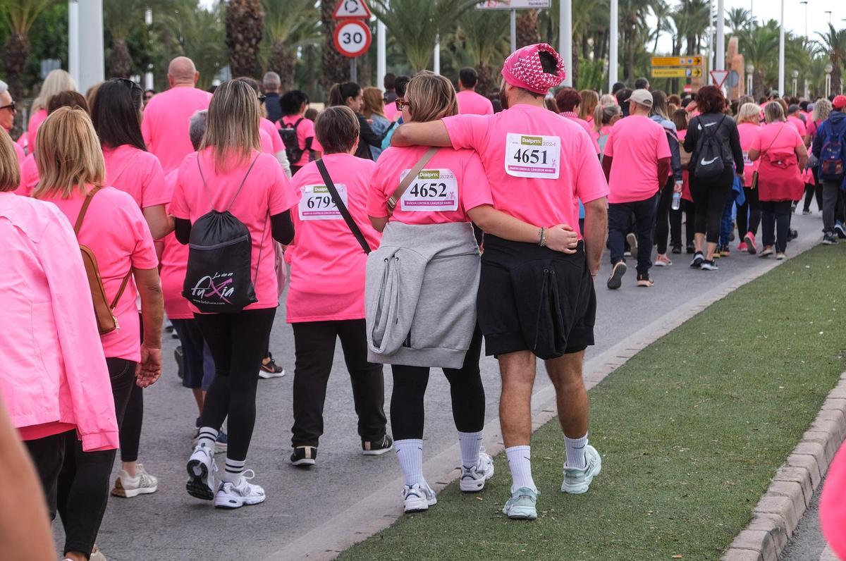 Las mejores imágenes de la carrera y marcha contra el cáncer de mama en ...