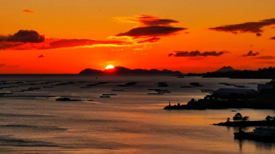 Atardecer con las Islas Cíes al fondo, desde Domaio (Moaña), esta misma tarde. // Santos Álvarez