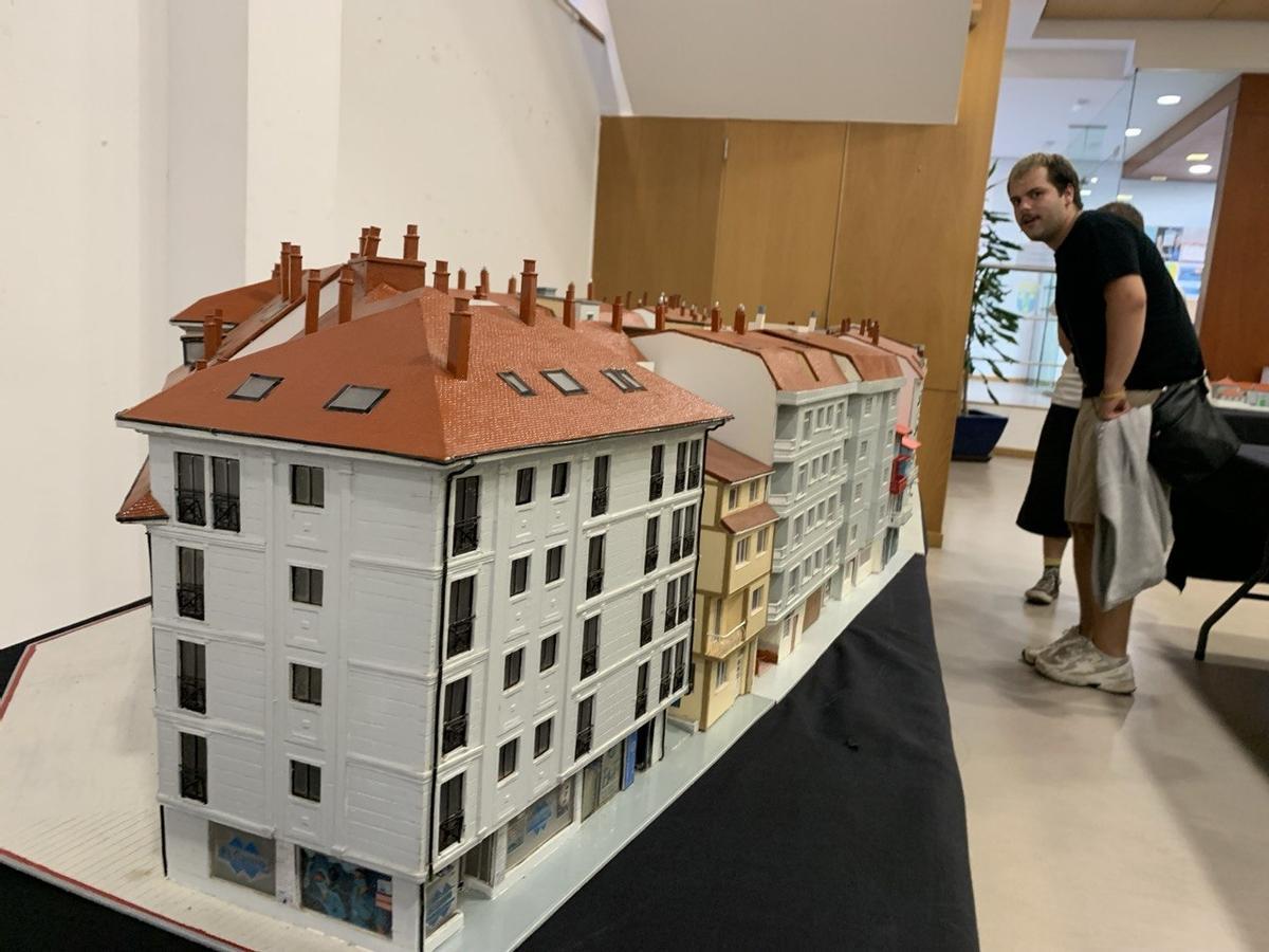 Gene Muíños Reboredo expone en «A nosa pequena vila» maquetas a escala de edificios de Redondela