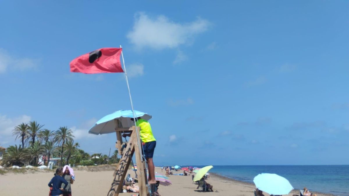 La bandera roja ondea hoy en tres playas de Dénia.