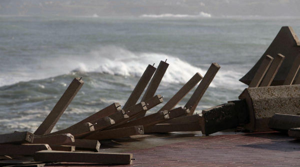 El temporal causa importants desperfectes a la costa gallega.