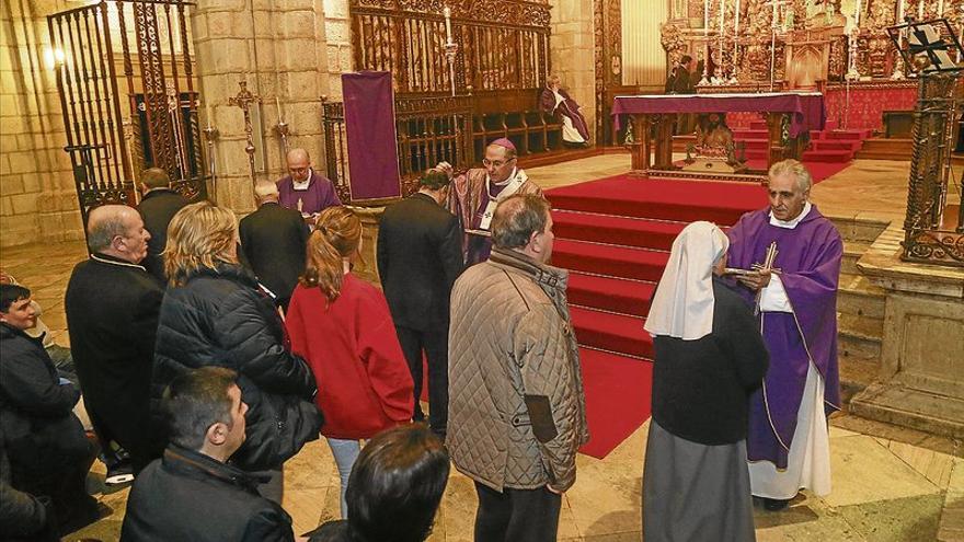 El arzobispo impone la ceniza en la catedral