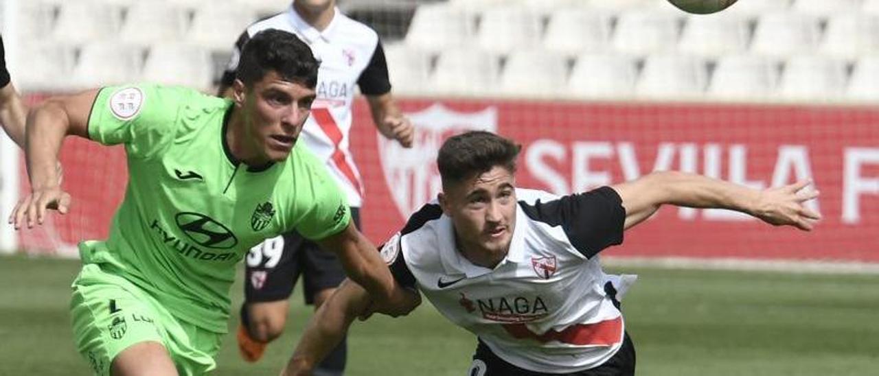 Gorka Zabarte pelea con un futbolista del Sevilla Atlético.