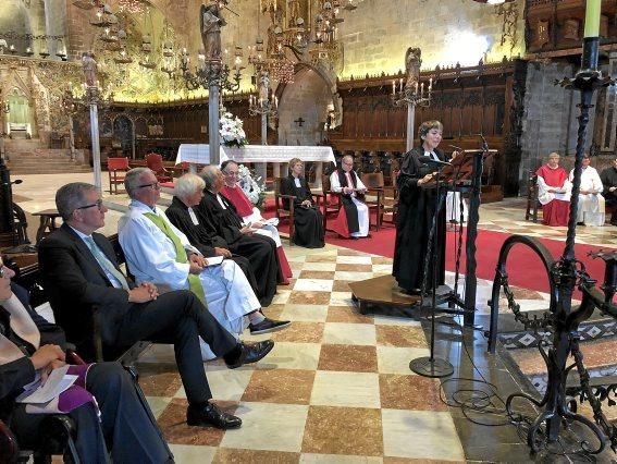 Margot Käßmann predigt in der Kathedrale von Palma de Mallorca.