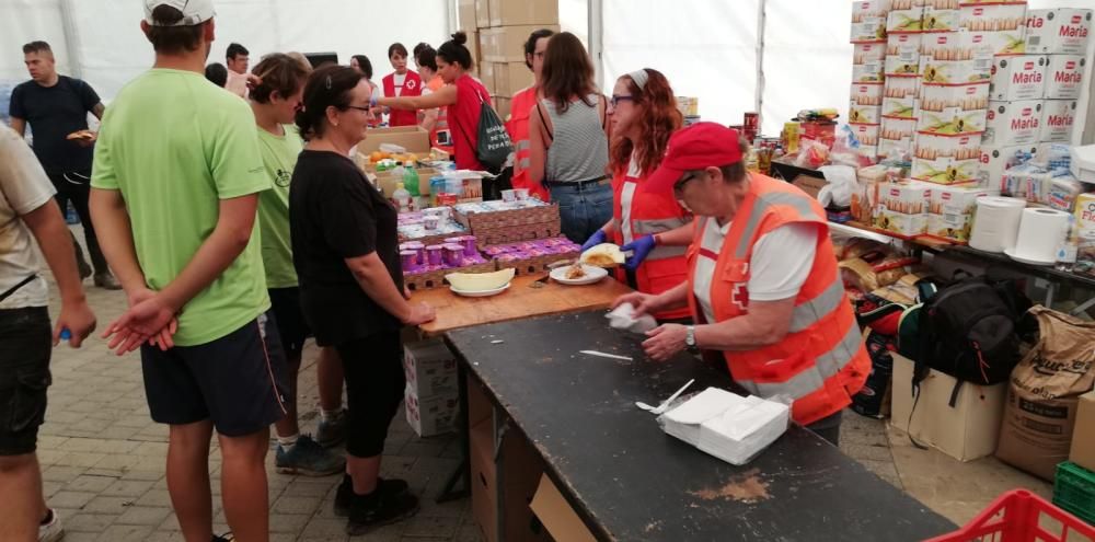 Cruz Roja distribuye comida y agua entre los damnificados de las inundaciones en el Llevant