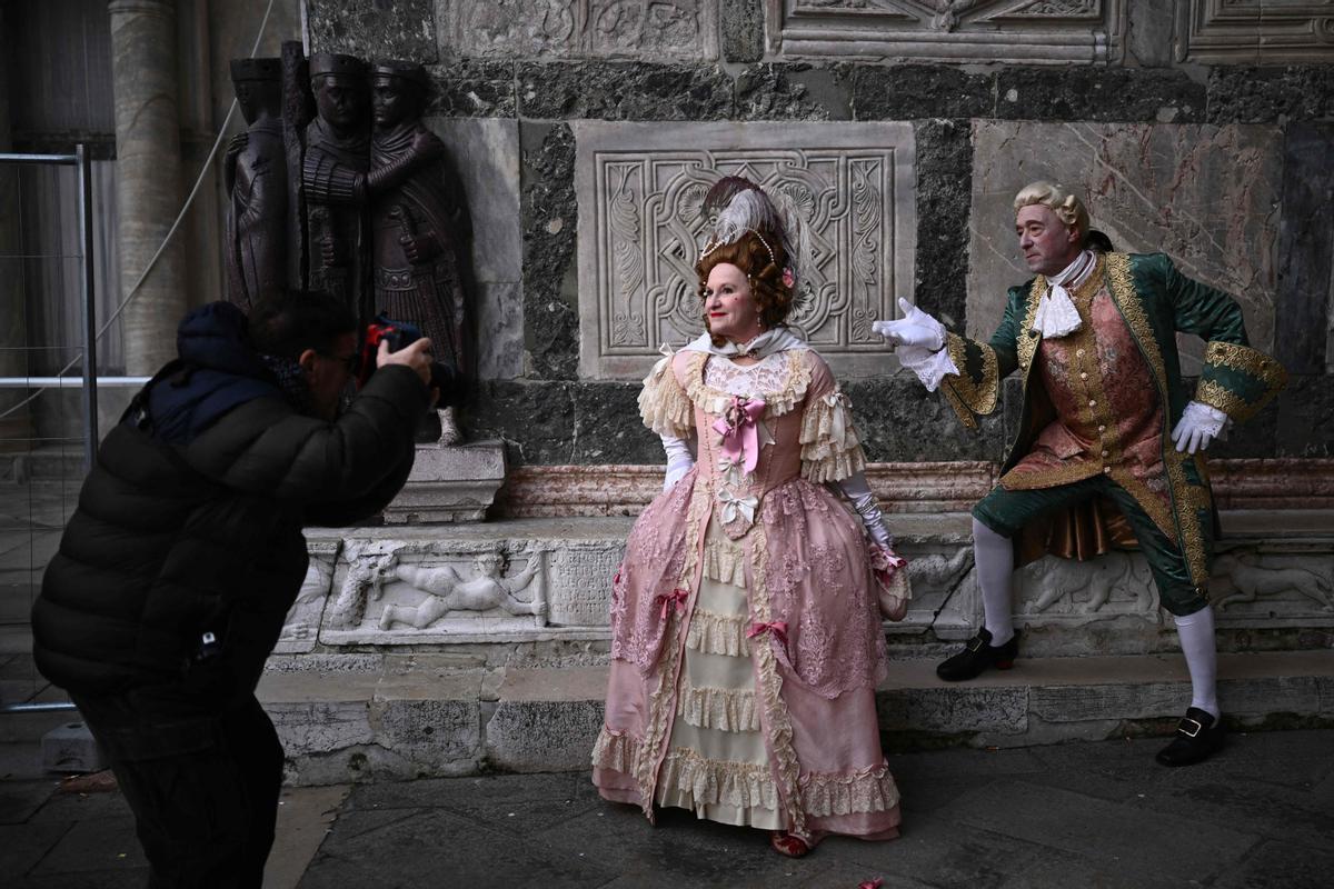 Trajes tradicionales desfilan durante el carnaval de Venecia