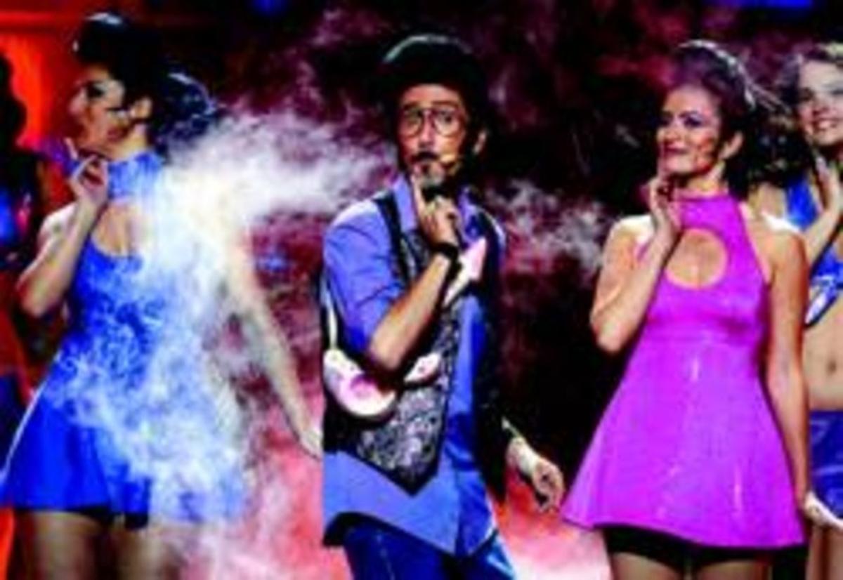 Rodolfo Chikilicuatre, amb les seves ballarines, en l’actuació al Festival d’Eurovisió de dissabte passat. Rodolfo Chikilicuatre, amb les seves ballarines, en l’actuació al Festival d’Eurovisió de dissabte passat.