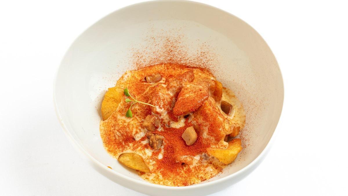 Las Bravas Colorás del cocinero Mauro Barreiro, del Real Club Valderrama (Cádiz), las mejores patatas bravas en el VII Concurso Internacional de Elaboración de Patatas Bravas 'Una de Bravas'.