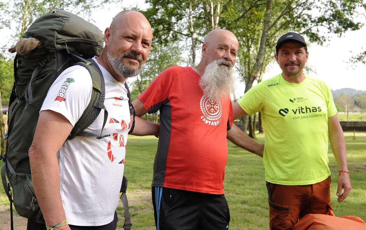 Salvador Azua, en el centro, con sus compañeros de viaje hacia Santiago, Sebastián y Gonzalo. | BERNABÉ/JAVIER LALÍN