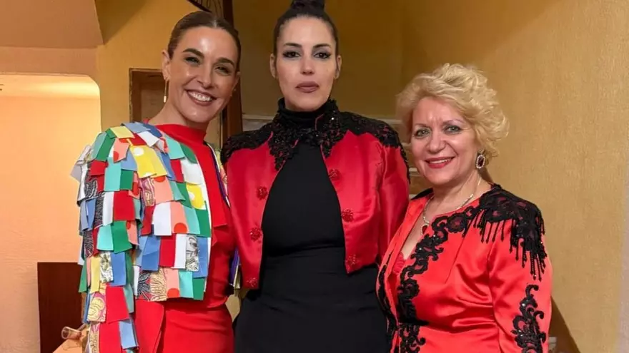 Raquel Sánchez Silva se pone una chaquetilla de Jarramplas de la diseñadora de Plasencia Emma Prieto