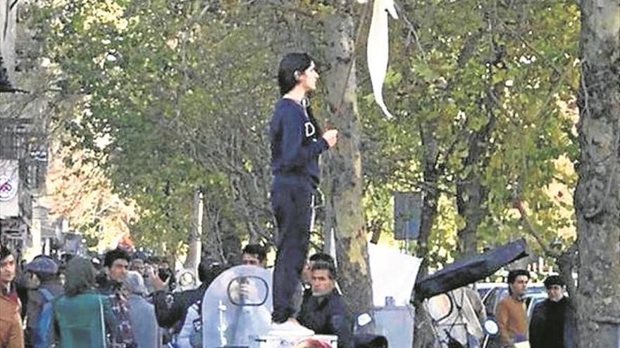 La rebelión de mujeres contra el velo obligatorio en Irán se extiende