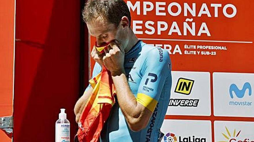 Luis León Sánchez besa el maillot de campeón de España al final de la prueba.