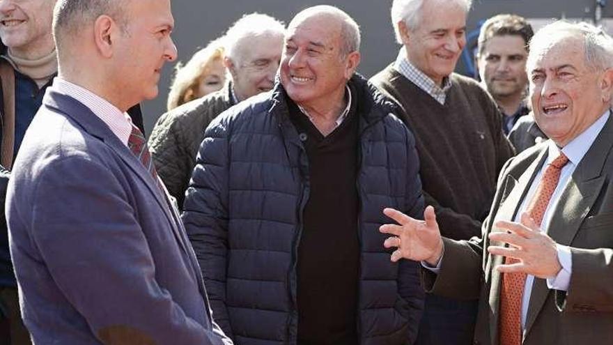 Pedro Barbillo, a la izquierda, y Joaquín Vázquez, a la derecha, conversan a la puerta de las instalaciones de Asturbiotech.