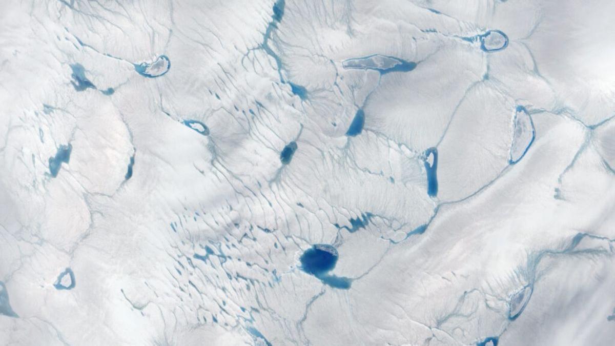 Cuando la capa de hielo de Groenlandia se derrite, pierde altura y queda expuesta a un aire más cálido, aumentando aún más el derretimiento.