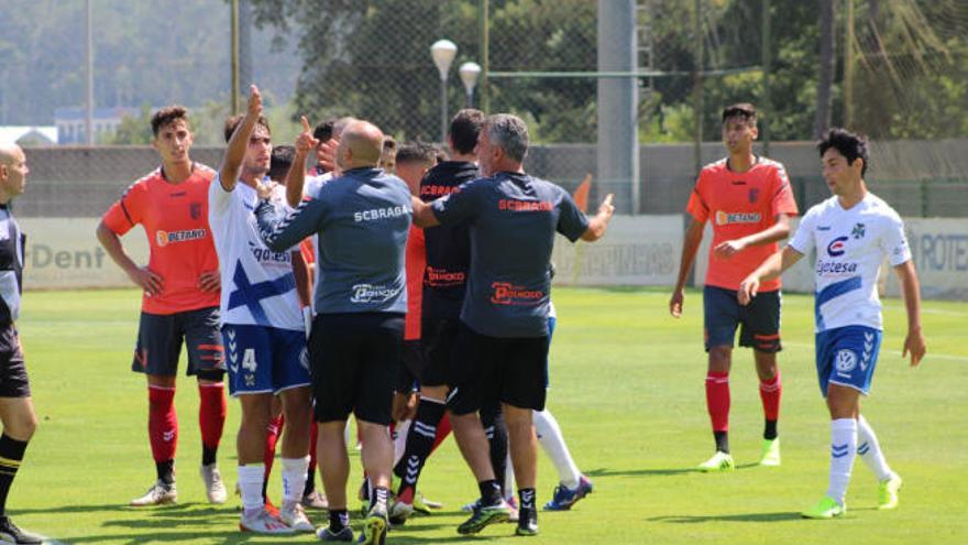 Momento de tensión sobre el césped del estadio de Fao. En la imagen, Undabarrena pidiéndole a dos auxiliares del Sporting que salieran del campo durante una discusión.