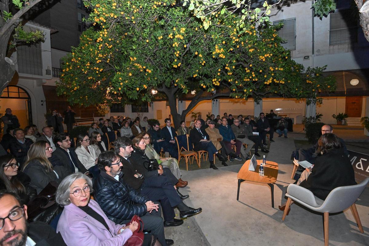 Cerca de un centenar de personas se reunieron en el Patio de los Naranjos del Centro Cultural Las Clarisas de Elche.