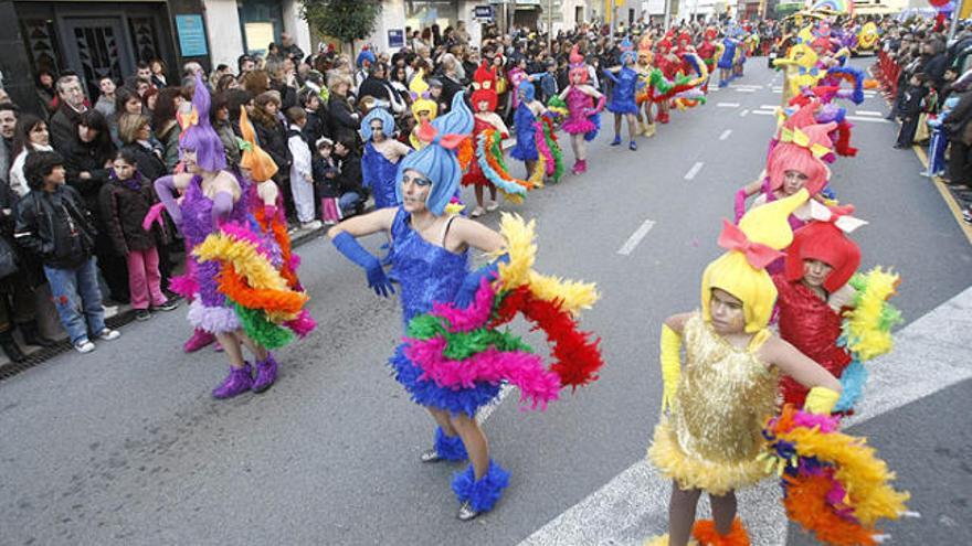 Blanes surt al carrer per seguir la tradicional rua de Carnaval